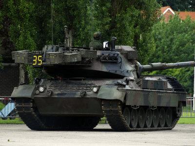 https://imgc.allpostersimages.com/img/posters/the-leopard-1a5-mbt-of-the-belgian-army-in-action_u-L-P36QG50.jpg?artPerspective=n