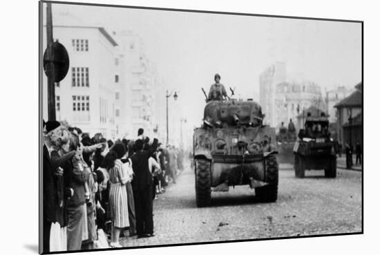 The Liberation of Paris, August 1944-null-Mounted Premium Giclee Print