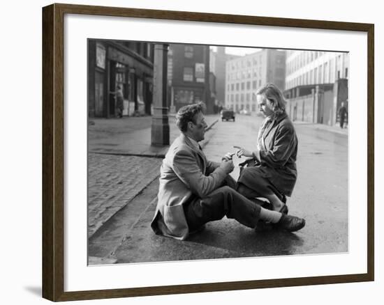 The Man In The White Suit, Alec Guinness, Joan Greenwood, 1951-null-Framed Photo