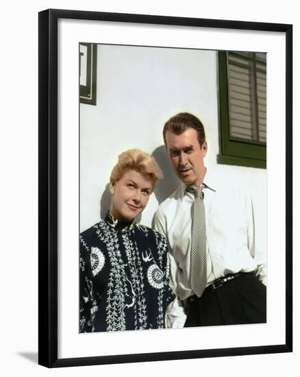 THE MAN WHO KNEW TOO MUCH, 1956 directed by ALFRED HITCHCOCK Doris Day / James Stewart (photo)-null-Framed Photo