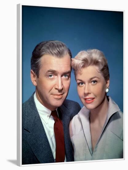 THE MAN WHO KNEW TOO MUCH, 1956 directed by ALFRED HITCHCOCK James Stewart and Doris Day (photo)-null-Framed Photo