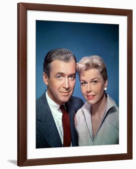 THE MAN WHO KNEW TOO MUCH, 1956 directed by ALFRED HITCHCOCK James Stewart and Doris Day (photo)-null-Framed Photo