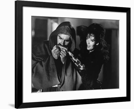 THE MARK OF ZORRO, 1940 directed by ROUBEN MAMOULIAN Tyrone Power and Linda Darnell (b/w photo)-null-Framed Photo