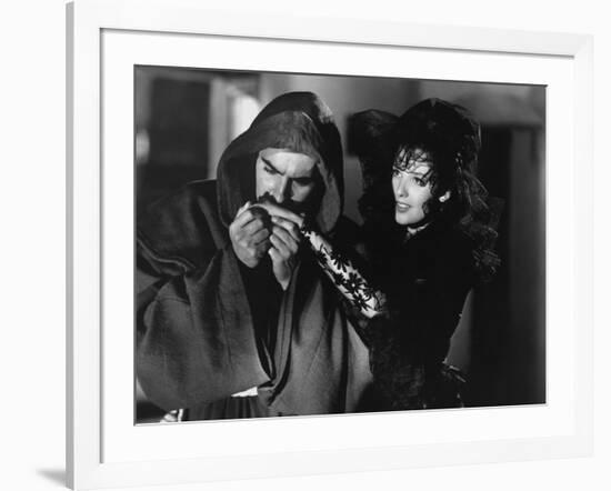 THE MARK OF ZORRO, 1940 directed by ROUBEN MAMOULIAN Tyrone Power and Linda Darnell (b/w photo)-null-Framed Photo