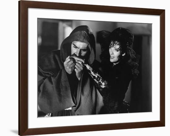 THE MARK OF ZORRO, 1940 directed by ROUBEN MAMOULIAN Tyrone Power and Linda Darnell (b/w photo)-null-Framed Photo