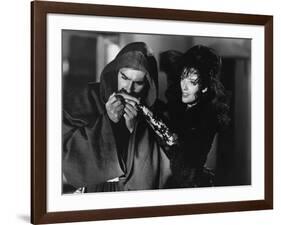 THE MARK OF ZORRO, 1940 directed by ROUBEN MAMOULIAN Tyrone Power and Linda Darnell (b/w photo)-null-Framed Photo