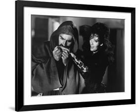 THE MARK OF ZORRO, 1940 directed by ROUBEN MAMOULIAN Tyrone Power and Linda Darnell (b/w photo)-null-Framed Photo