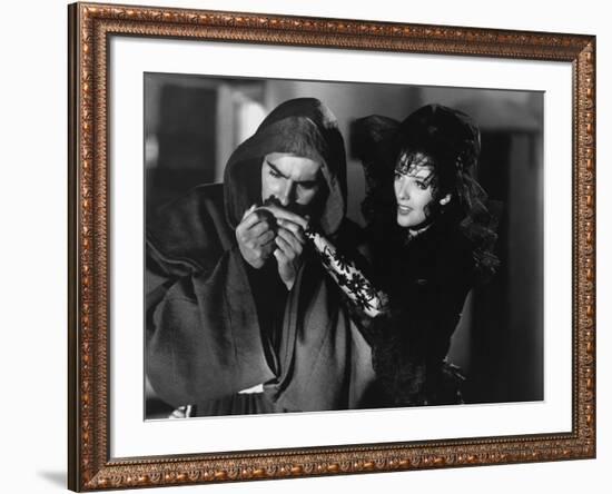 THE MARK OF ZORRO, 1940 directed by ROUBEN MAMOULIAN Tyrone Power and Linda Darnell (b/w photo)-null-Framed Photo