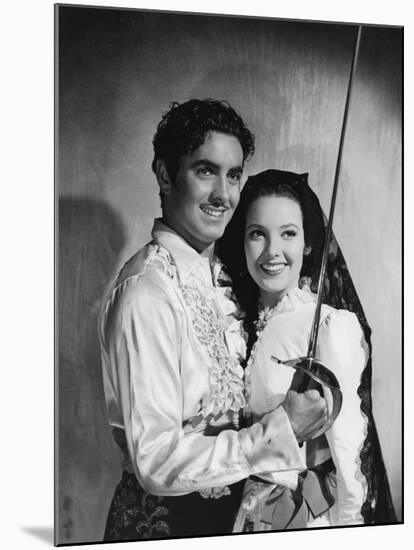 THE MARK OF ZORRO, 1940 directed by ROUBEN MAMOULIAN Tyrone Power and Linda Darnell (b/w photo)-null-Mounted Photo