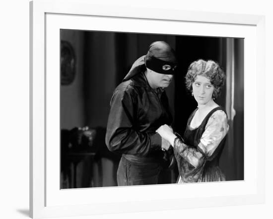 THE MARK OF ZORRO (Le signe by Zorro) by Fred Niblo with Douglas Fairbanks, Marguerite by la Motte,-null-Framed Photo