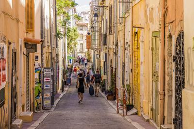 https://imgc.allpostersimages.com/img/posters/the-narrow-streets-of-the-old-town-le-panier-marseille-bouches-du-rhone-provence-france_u-L-Q1GYN9Q0.jpg?artPerspective=n