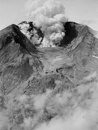 The North Side Of Mount St Helens Is Wide Open As The Volcano Starts To Erupt Photographic Print Allposters Com
