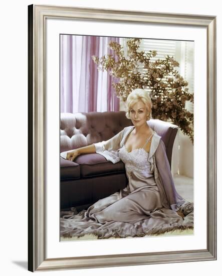 THE NOTORIOUS LANDLADY, 1961 DIRECETD BY RICHARD QUINE, script Blake Edwards, Kim Novak (photo)-null-Framed Photo