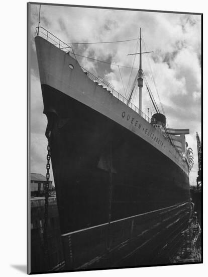 The Oceanliner Queen Elizabeth in Dry Dock For Overhaul and Refitting Prior to Her Maiden Voyage-Hans Wild-Mounted Photographic Print