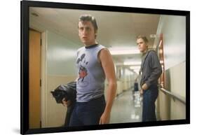 THE OUTSIDERS, 1982 directed by FRANCIS FORD COPPOLA Emilio Estevez andThomas C. Howell (photo)-null-Framed Photo
