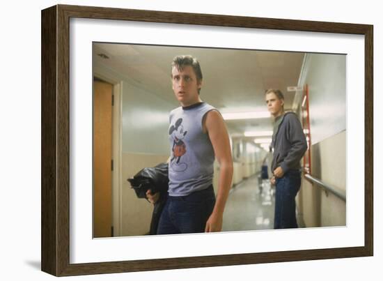 THE OUTSIDERS, 1982 directed by FRANCIS FORD COPPOLA Emilio Estevez andThomas C. Howell (photo)-null-Framed Photo