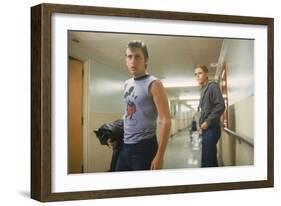 THE OUTSIDERS, 1982 directed by FRANCIS FORD COPPOLA Emilio Estevez andThomas C. Howell (photo)-null-Framed Photo