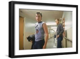 THE OUTSIDERS, 1982 directed by FRANCIS FORD COPPOLA Emilio Estevez andThomas C. Howell (photo)-null-Framed Photo