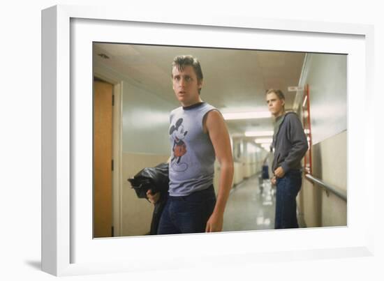 THE OUTSIDERS, 1982 directed by FRANCIS FORD COPPOLA Emilio Estevez andThomas C. Howell (photo)-null-Framed Photo