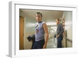 THE OUTSIDERS, 1982 directed by FRANCIS FORD COPPOLA Emilio Estevez andThomas C. Howell (photo)-null-Framed Photo