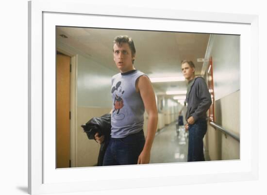 THE OUTSIDERS, 1982 directed by FRANCIS FORD COPPOLA Emilio Estevez andThomas C. Howell (photo)-null-Framed Photo