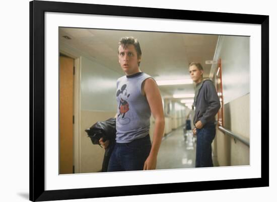 THE OUTSIDERS, 1982 directed by FRANCIS FORD COPPOLA Emilio Estevez andThomas C. Howell (photo)-null-Framed Photo