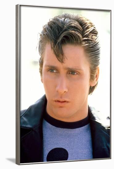 THE OUTSIDERS, 1982 directed by FRANCIS FORD COPPOLA Emilio Estevez (photo)-null-Framed Photo