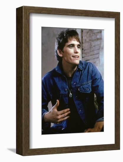 THE OUTSIDERS, 1982 directed by FRANCIS FORD COPPOLA Matt Dillon (photo)-null-Framed Photo