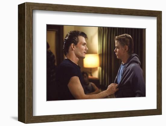 THE OUTSIDERS, 1982 directed by FRANCIS FORD COPPOLA Patrick Swayze and Thomas C. Howell (photo)-null-Framed Photo