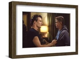 THE OUTSIDERS, 1982 directed by FRANCIS FORD COPPOLA Patrick Swayze and Thomas C. Howell (photo)-null-Framed Photo