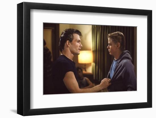 THE OUTSIDERS, 1982 directed by FRANCIS FORD COPPOLA Patrick Swayze and Thomas C. Howell (photo)-null-Framed Photo
