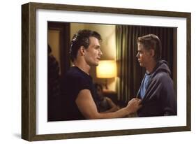 THE OUTSIDERS, 1982 directed by FRANCIS FORD COPPOLA Patrick Swayze and Thomas C. Howell (photo)-null-Framed Photo