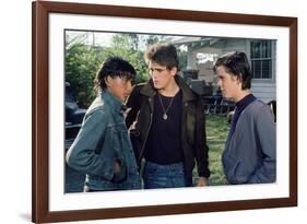 THE OUTSIDERS, 1982 directed by FRANCIS FORD COPPOLA Ralph Macchio, Matt Dillon andThomas C. Howell-null-Framed Photo