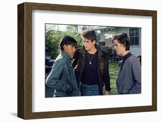 THE OUTSIDERS, 1982 directed by FRANCIS FORD COPPOLA Ralph Macchio, Matt Dillon andThomas C. Howell-null-Framed Photo