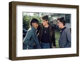 THE OUTSIDERS, 1982 directed by FRANCIS FORD COPPOLA Ralph Macchio, Matt Dillon andThomas C. Howell-null-Framed Photo