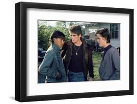 THE OUTSIDERS, 1982 directed by FRANCIS FORD COPPOLA Ralph Macchio, Matt Dillon andThomas C. Howell-null-Framed Photo