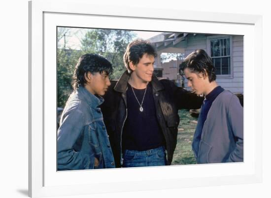 THE OUTSIDERS, 1982 directed by FRANCIS FORD COPPOLA Ralph Macchio, Matt Dillon andThomas C. Howell-null-Framed Photo