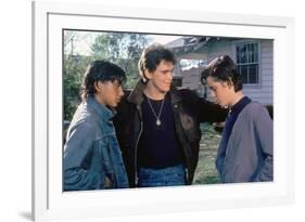 THE OUTSIDERS, 1982 directed by FRANCIS FORD COPPOLA Ralph Macchio, Matt Dillon andThomas C. Howell-null-Framed Photo