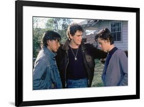 THE OUTSIDERS, 1982 directed by FRANCIS FORD COPPOLA Ralph Macchio, Matt Dillon andThomas C. Howell-null-Framed Photo