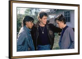 THE OUTSIDERS, 1982 directed by FRANCIS FORD COPPOLA Ralph Macchio, Matt Dillon andThomas C. Howell-null-Framed Photo