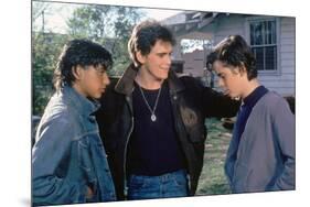 THE OUTSIDERS, 1982 directed by FRANCIS FORD COPPOLA Ralph Macchio, Matt Dillon andThomas C. Howell-null-Mounted Photo