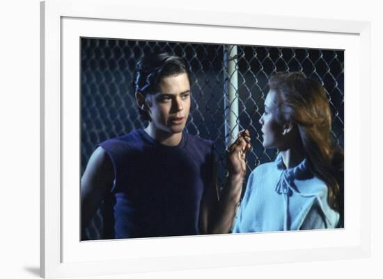 THE OUTSIDERS, 1982 directed by FRANCIS FORD COPPOLA Thomas C. Howell and Diane Lane (photo)-null-Framed Photo