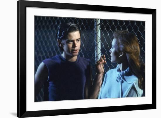 THE OUTSIDERS, 1982 directed by FRANCIS FORD COPPOLA Thomas C. Howell and Diane Lane (photo)-null-Framed Photo