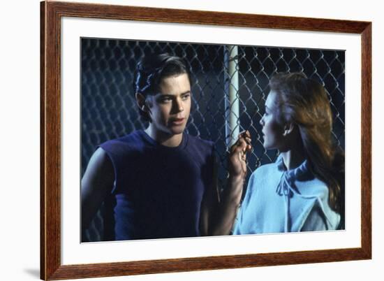 THE OUTSIDERS, 1982 directed by FRANCIS FORD COPPOLA Thomas C. Howell and Diane Lane (photo)-null-Framed Photo