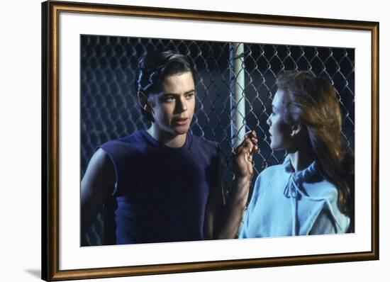 THE OUTSIDERS, 1982 directed by FRANCIS FORD COPPOLA Thomas C. Howell and Diane Lane (photo)-null-Framed Photo