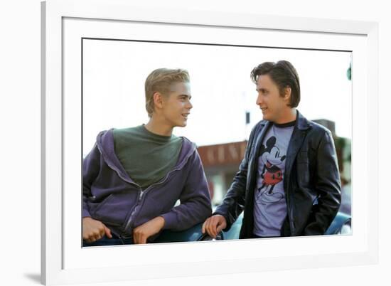 THE OUTSIDERS, 1982 directed by FRANCIS FORD COPPOLA Thomas C. Howell and Emilio Estevez (photo)-null-Framed Photo