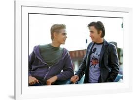 THE OUTSIDERS, 1982 directed by FRANCIS FORD COPPOLA Thomas C. Howell and Emilio Estevez (photo)-null-Framed Photo