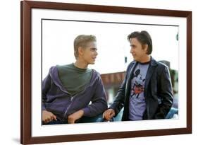 THE OUTSIDERS, 1982 directed by FRANCIS FORD COPPOLA Thomas C. Howell and Emilio Estevez (photo)-null-Framed Photo