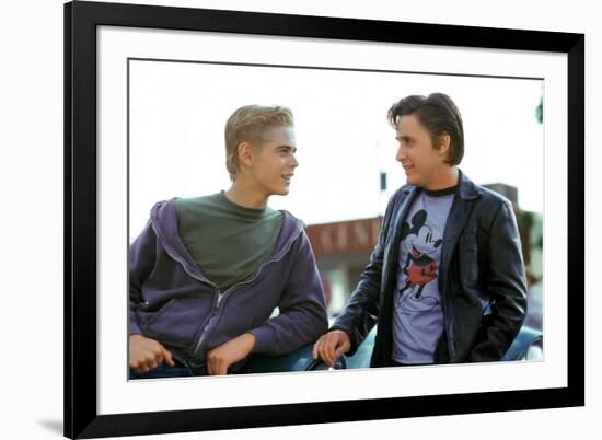 THE OUTSIDERS, 1982 directed by FRANCIS FORD COPPOLA Thomas C. Howell and Emilio Estevez (photo)-null-Framed Photo