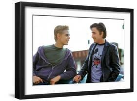 THE OUTSIDERS, 1982 directed by FRANCIS FORD COPPOLA Thomas C. Howell and Emilio Estevez (photo)-null-Framed Photo